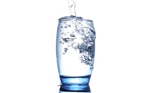 每天喝水超过3000毫升,不但无益,反而有害,会引起低钾血症等疾病,损害